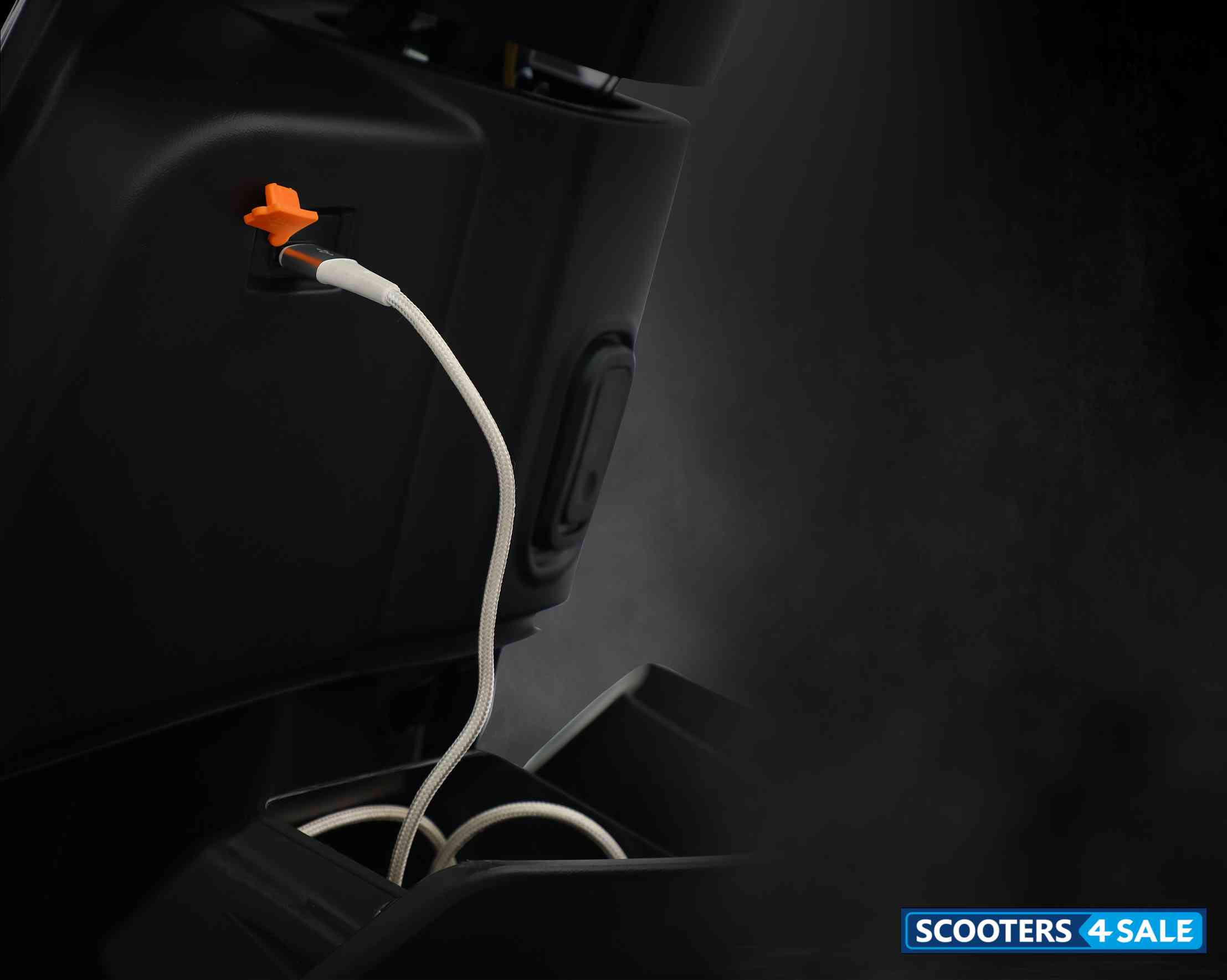 Mantra Legend Super S Mobile Charging Port